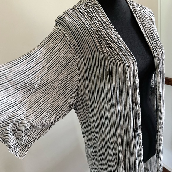 Black & white top, dresses up nice with legging or pants, great for layering - Picture 2 of 3